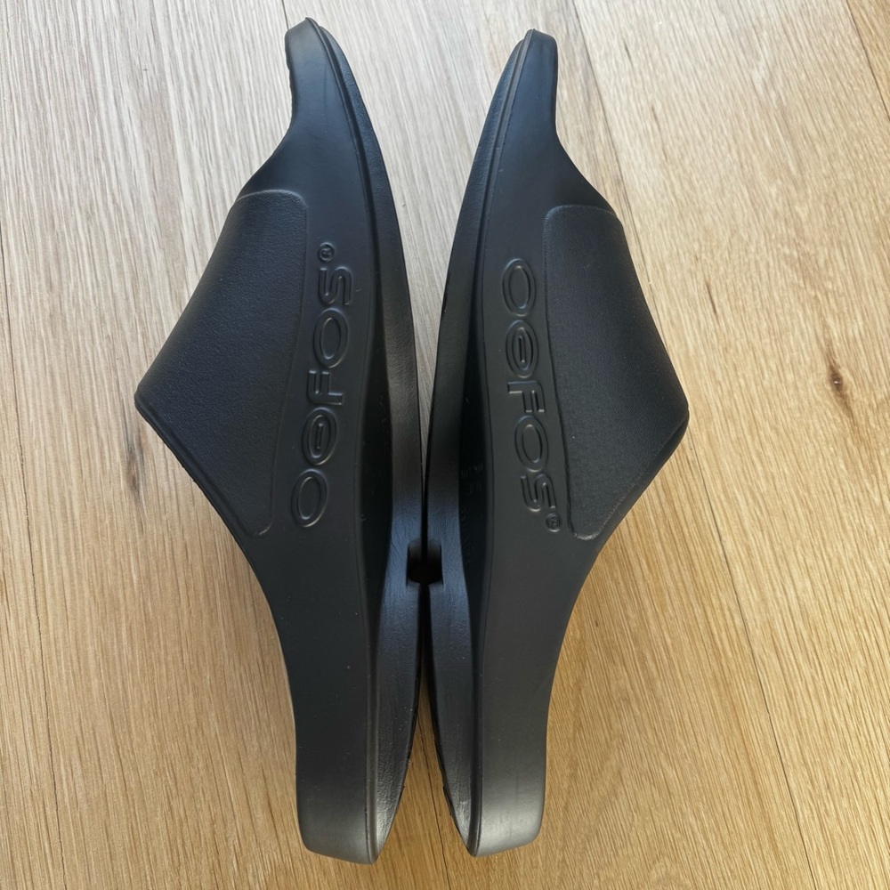 OOFOS - NWOT - Black Slide Sandals - OOahh Sport Flex Slide Sandals